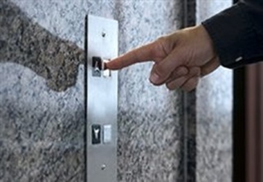 آسانسور جان  زن ۴۲ ساله را گرفت