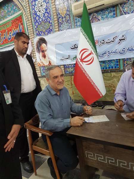 استاندار سابق خوزستان رای خود را به صندوق انداخت