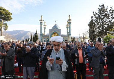 اقامه نماز عید سعید فطر در امامزاده پنج تن لویزان