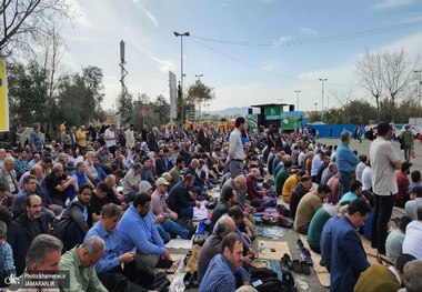 حضور مردم برای پیوستن به صفوف نماز عید فطر در مصلای امام خمینی تهران/ اقامه نماز عید سعید فطر به امامت حضرت آیت‌الله خامنه‌ای + عکس و فیلم