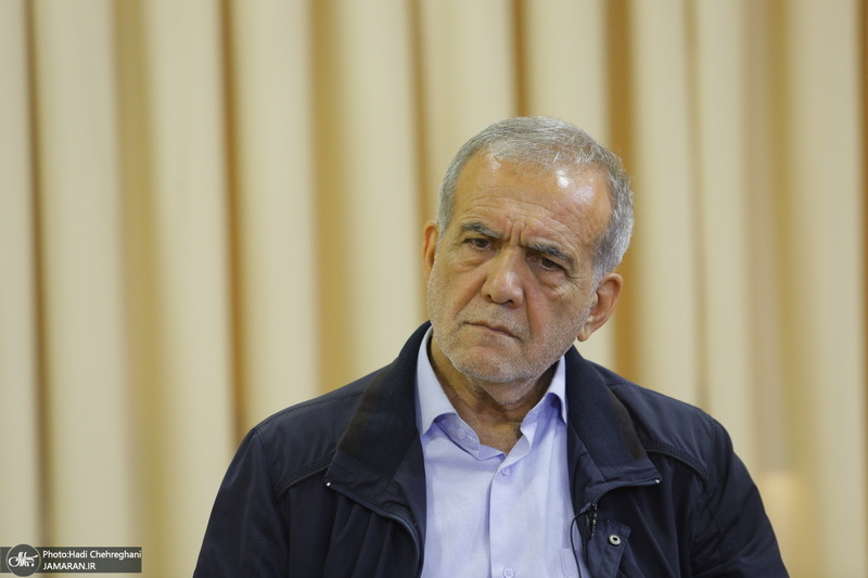 سفر انتخاباتی مسعود پزشکیان به قم  مسعود پزشکیان: رای ندادن قشر خاکستری، یعنی تصمیم گیری اقلیت برای اکثریت/ با بددهنی و افترا می‌خواهند طرف مقابل را حذف کنند/ منطق شان دعوا کردن، از دیوار بالا رفتن و تهمت زدن است