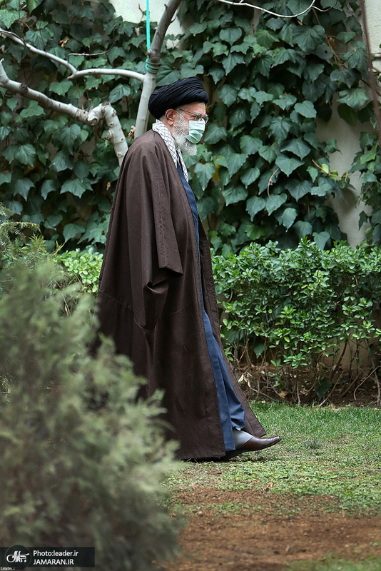 کاشت دو نهال میوه در روز درختکاری توسط رهبر معظم انقلاب