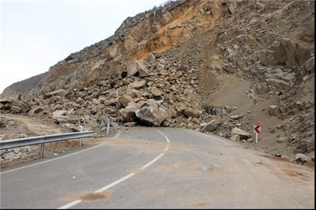 مسدودشدن محور سرخس-مشهد به سبب ریزش کوه