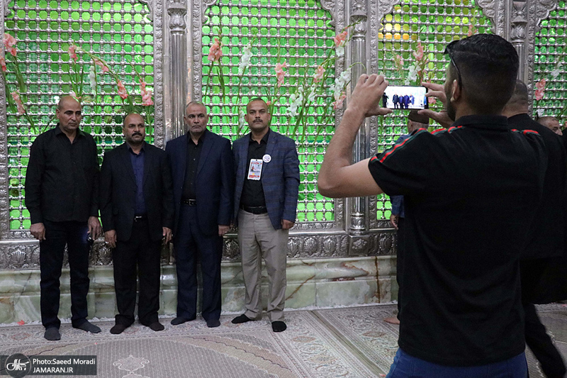 ادای احترام جمعی از موکب داران عراقی نسبت به مقام شامخ حضرت امام(س)