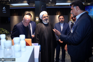 بازدید روحانی از نمایشگاه دستاوردهای صنعت پتروشیمی
