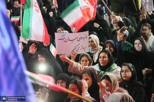 حرکت دسته مردمى پرچمداران ایران به مناسبت روز جمهوری اسلامی ایران-۲