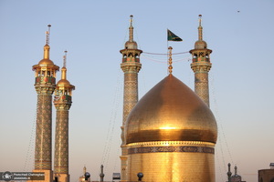 آیین تعویض پرچم گنبد حرم حضرت معصومه(س) و آغاز دهه کرامت