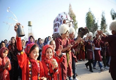 زوج جوان کلاله ای هزینه عروسی خودرا به سیل زدگان اهدا کردند