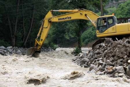 لایه‌روبی دهانه پل های سطح شهر سنندج برای جلوگیری از سیلاب