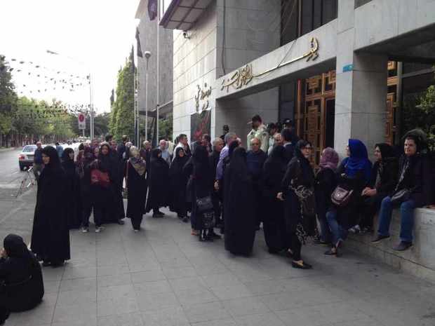 برخی ساکنان محله ده‌ونک مقابل شورای شهر تهران تجمع کردند
