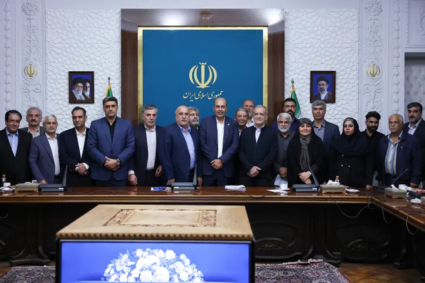 پزشکیان: رانندگان در جنگ ۴۰ روزه نقشه دشمن را خنثی کردند؛ دستور پیگیری مطالبات ناوگان حمل‌ونقل صادر شد