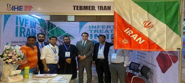 شرکة طب مد توریسم یحمل علم إیران بمعرض الصحة فی بنغلادش 