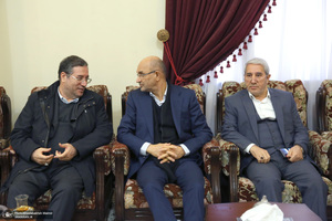 دیدار رییس و جمعی از معاونان و کارکنان ستاد اجرایی فرمان حضرت امام با سید حسن خمینی