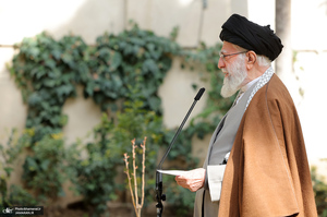 کاشت نهال در روز درختکاری توسط رهبر معظم انقلاب