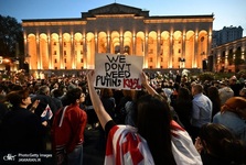 در پارلمان گرجستان چه خبر است؟/ چرا معترضان خیابان های تفلیس را ترک نمی کنند؟/ باز پای روسیه در میان است؟