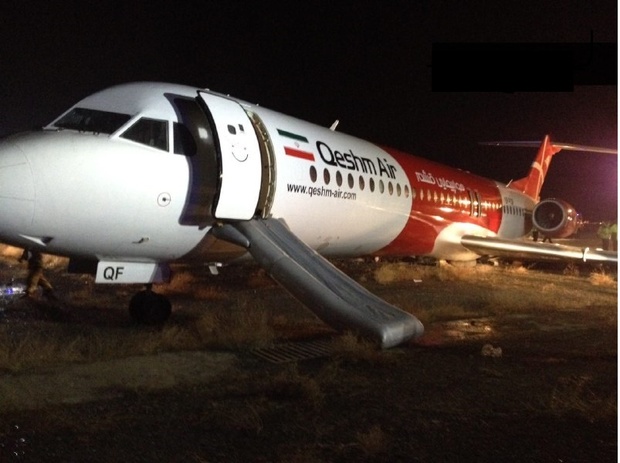 هواپیمای قشم ایر در فرودگاه مشهد دچار سانحه شد
