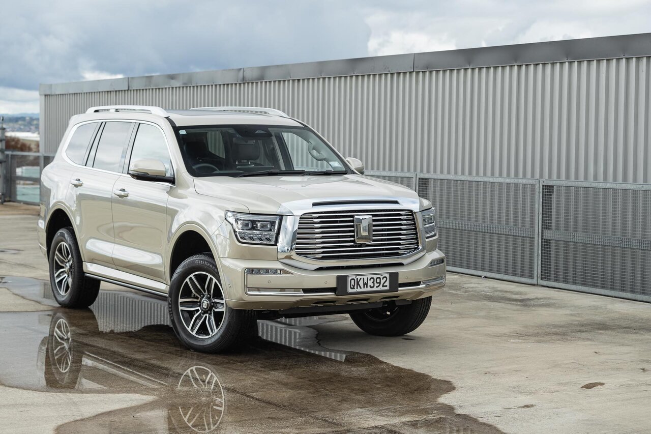 مقایسه تویوتا لندکروزر واقعی با لندکروز چینی/ لندکروزر ۳۰۰ بهتر است یا تانک ۵۰۰؟