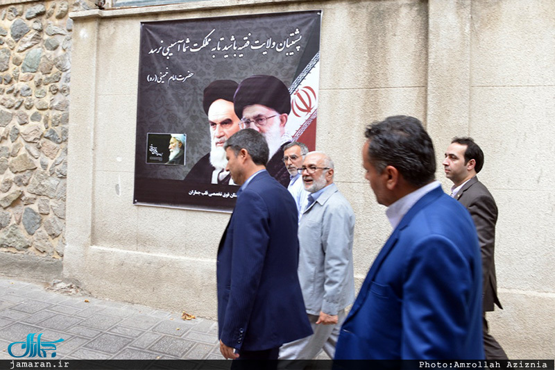 بازدید جمعی از کار کنان حرم امام(س) از حسینیه جماران