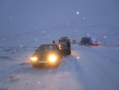 حضور  فعال امدادگران در جاده های برفی استان اردبیل