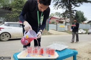 توزیع آب و شربت نذری برای حمایت از مردم غزه در کشمیر