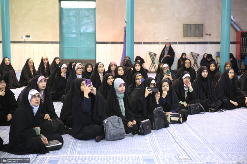 بازدید جمعی از دانشجویان دانشگاه فرهنگیان اراک از بیت امام خمینی (س) در جماران