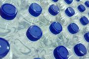 بطری‌های آب، آلاینده های میکروپلاستیکی دارند/ Nestle آلوده ترین شد