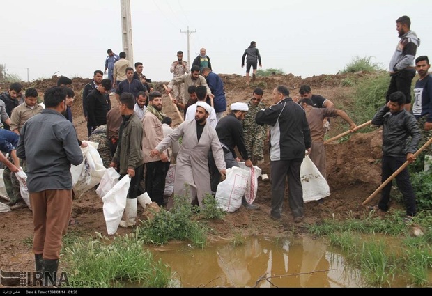 ساکنان شاوور در جدال تنگاتنگ با سیلاب