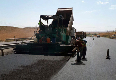 آغاز عملیات اجرای آسفالت حفاظتی در آزادره قزوین-کرج