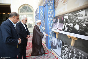 بازدید رئیس مجلس از نمایشگاه عکس امام خمینی