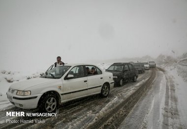 مه و کولاک حادثه ساز شد تصادف زنجیره ای ۱۶ خودرو در محور فیروزکوه