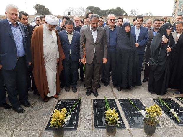 مزار شهدای شهر قزوین گلباران شد