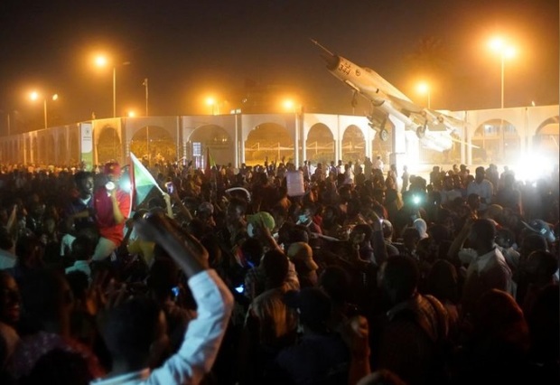 سرنگونی «عمر البشیر» توسط ارتش پس از 30 سال حکومت/  حصر خانگی رئیس جمهور سودان / آزادی همه زندانیان سیاسی +تصاویر