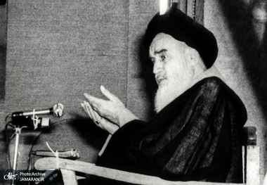 آرامش امام حتی به هنگام آتش گرفتن سیم های میکروفن و نزدیک شدن آتش به وی