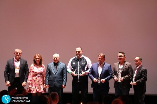 عکس| جام قهرمانی وزنه برداری جهان در دستان بهداد سلیمی