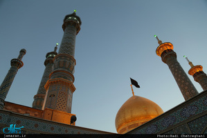 تعویض پرچم گنبد حرم مطهر حضرت معصومه(س) در آغاز ماه محرم