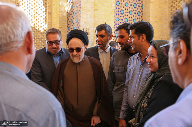 حضور سید محمد خاتمی بر مزار آیت الله سید روح الله خاتمی (ره)