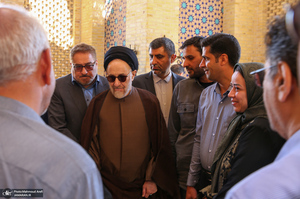 حضور سید محمد خاتمی بر مزار آیت الله سید روح الله خاتمی (ره)