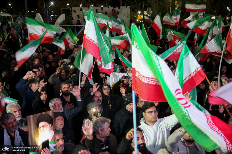 حرکت دسته مردمى پرچمداران ایران به مناسبت روز جمهوری اسلامی ایران-۲