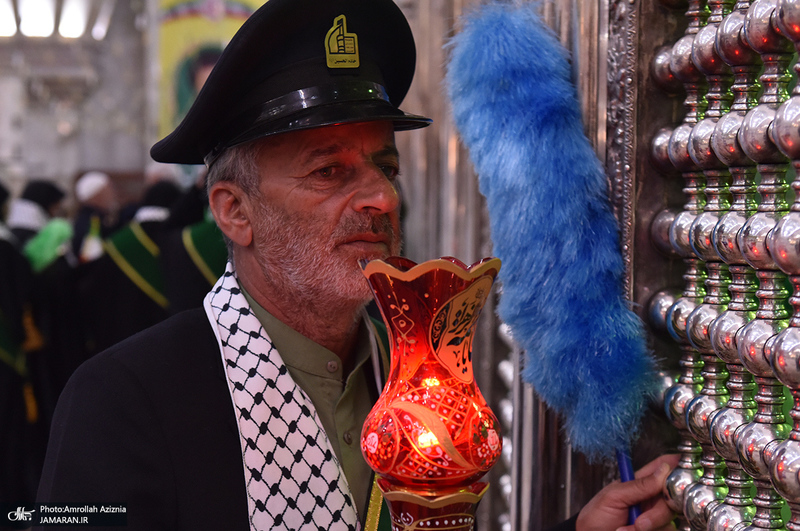 عطرافشانی حرم امام خمینی(س) توسط بسیجیان کاشانی