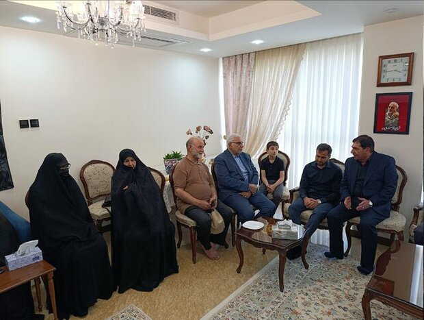 دیدار دستیار رهبری انقلاب با خانواده سپهبد شهید غلامعلی رشید + عکس