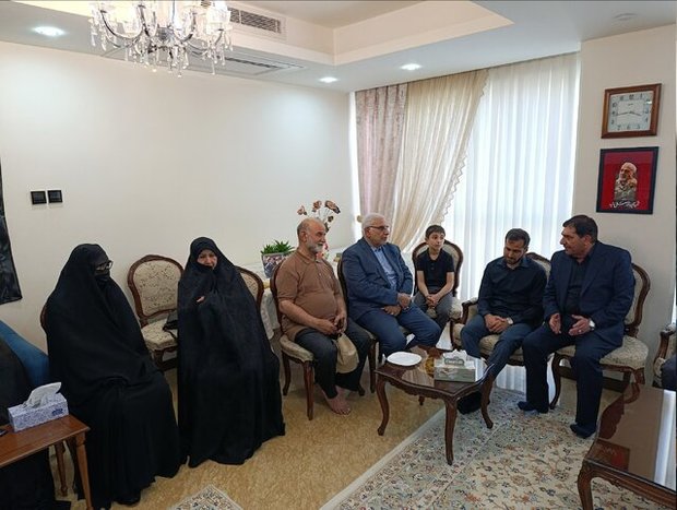 دیدار دستیار رهبری انقلاب با خانواده سپهبد شهید غلامعلی رشید + عکس