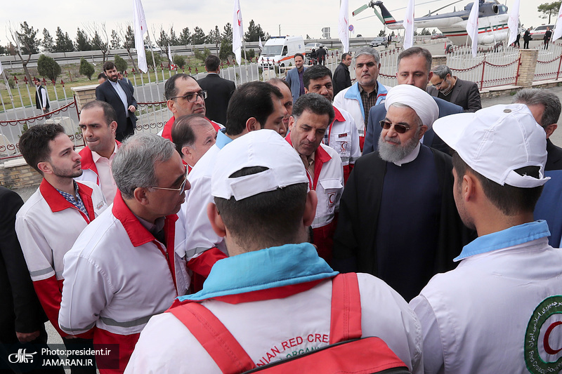 بازدید روحانی از ایستگاه سلامت اورژانس و پایگاه امداد و نجات جاده ای