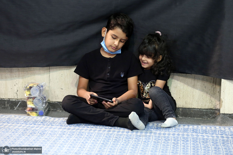 شب شعر «اين محرم وصفر است كه اسلام را زنده نگه داشته است» در حسینیه جماران