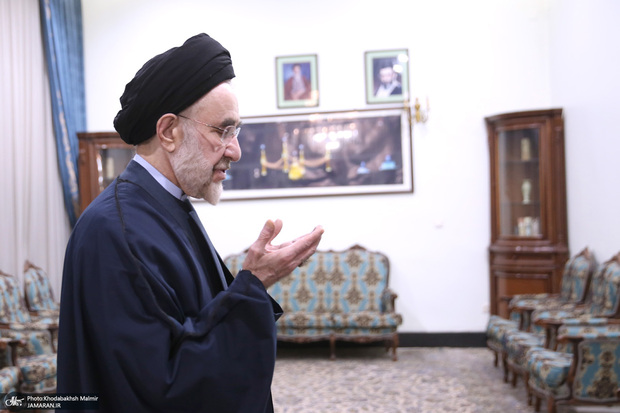 نماز خواندن سید محمد خاتمی + فیلم