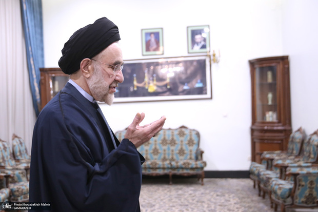 نماز خواندن سید محمد خاتمی + فیلم