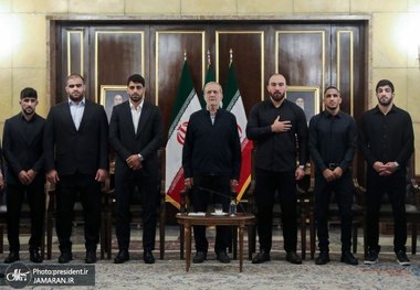 پزشکیان پس از تجلیل از کشتی گیران قهرمان جهان: با روحیه ملی پیش برویم مانعی سد راه پیشرفت ایران نیست