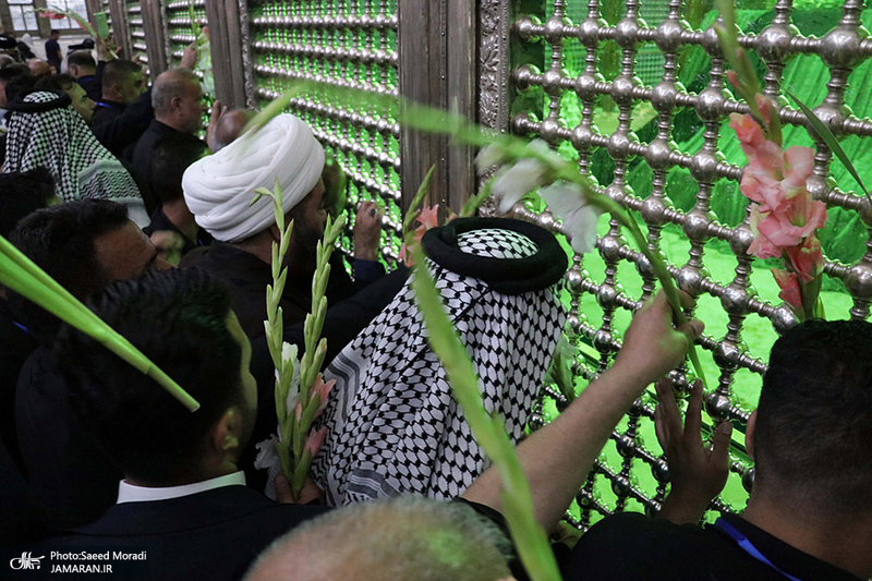 ادای احترام جمعی از موکب داران عراقی نسبت به مقام شامخ حضرت امام(س)