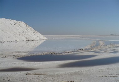 دریاچه نمک کانون گرد و غبار با ذرات نمکی می شود