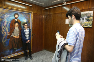 بازدید جمعی از دانش آموزان دبیرستان علوم و معارف خراسان رضئی از بیت امام خمینی (س) در جماران