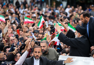 استقبال مردمی از رئیسی در مسیر ارگ تبریز/ گزارش تصویری